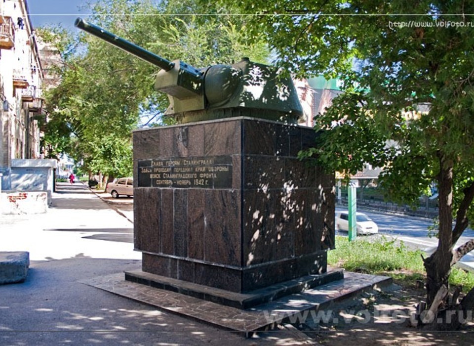 На проспекте Ленина Волгограда начали приводить в порядок башню танка Т-34